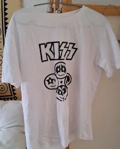 Polera blanca con diseño de Kiss - miniatura 1