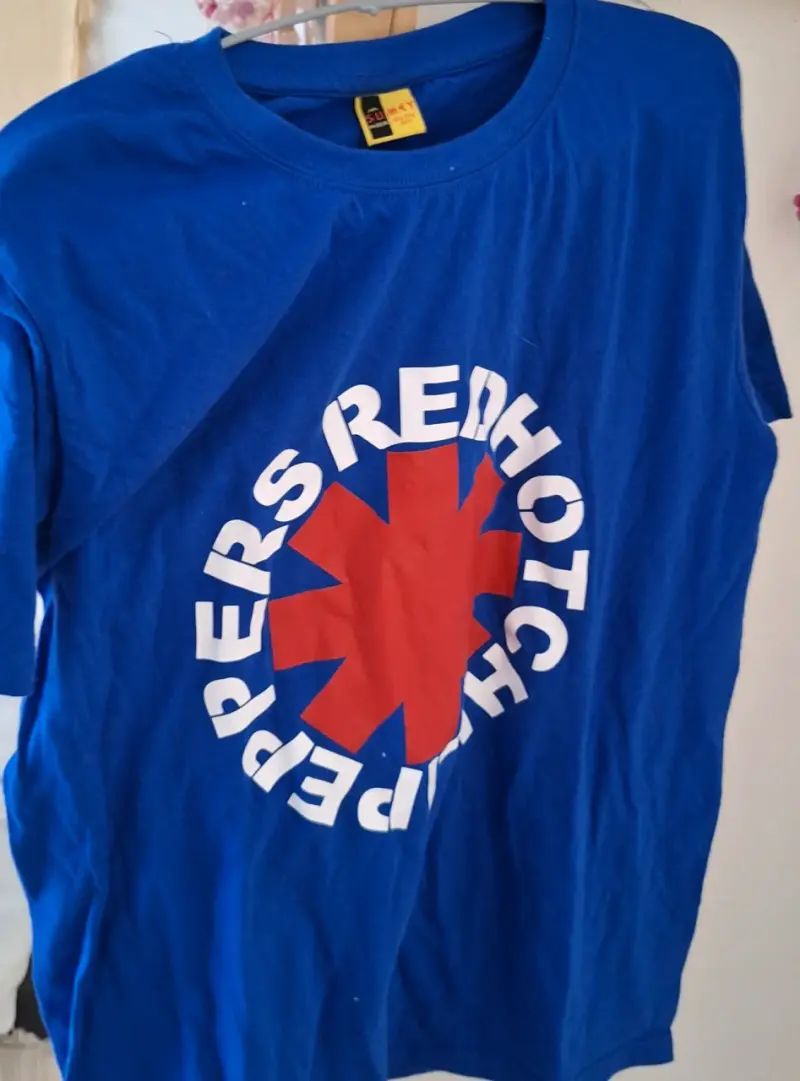 Polera blanca con diseño de Kiss - 2