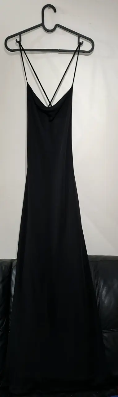 Vestido largo negro con tirantes cruzados