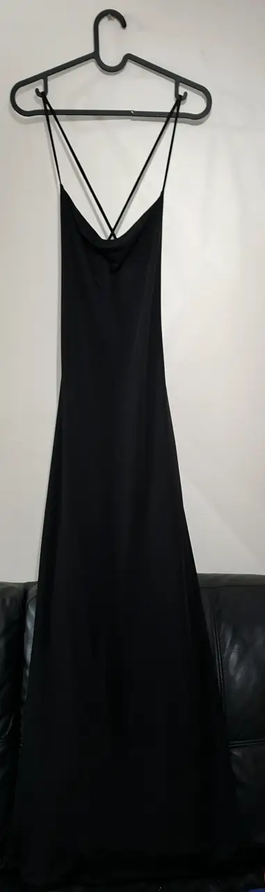 Vestido largo negro con tirantes cruzados - miniatura 1
