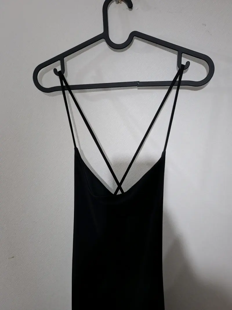 Vestido largo negro con tirantes cruzados - 2