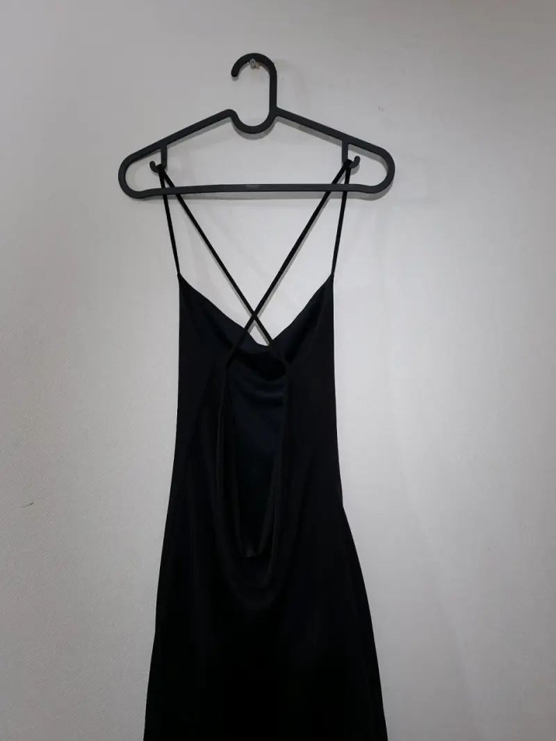 Vestido largo negro con tirantes cruzados - 3
