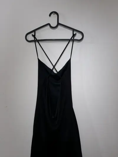 Vestido largo negro con tirantes cruzados - miniatura 3