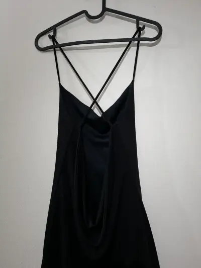 Vestido largo negro con tirantes cruzados - miniatura 4