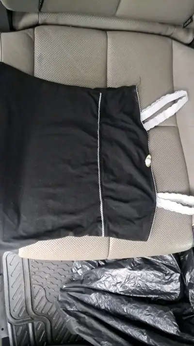 Polera negra con tirantes de encaje - miniatura 1