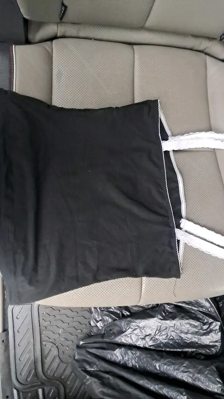 Polera negra con tirantes de encaje - 2