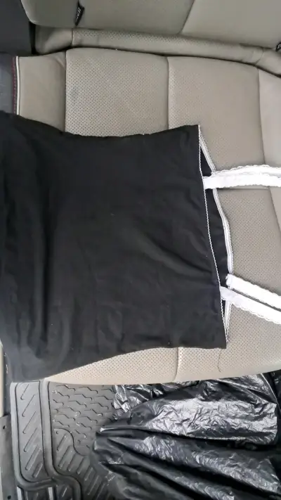 Polera negra con tirantes de encaje - miniatura 2
