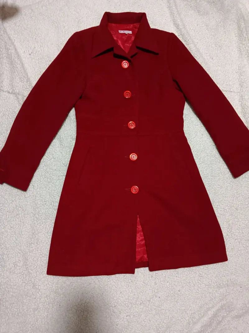 Abrigo rojo de mujer elegante