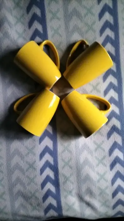 Set de 4 tazas amarillas de cerámica - miniatura 1