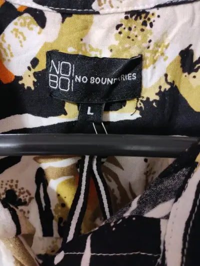 Camisa estampada abstracta No Boundaries - miniatura 2