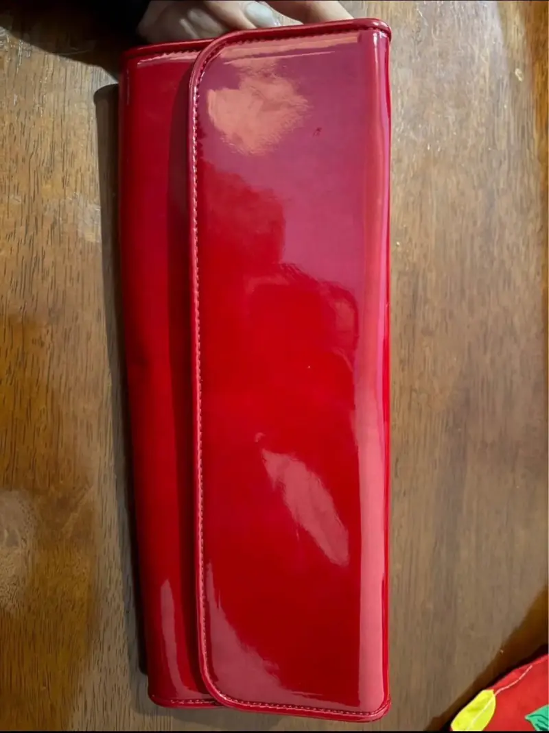 Cartera de mano roja y dorada elegante Aldo