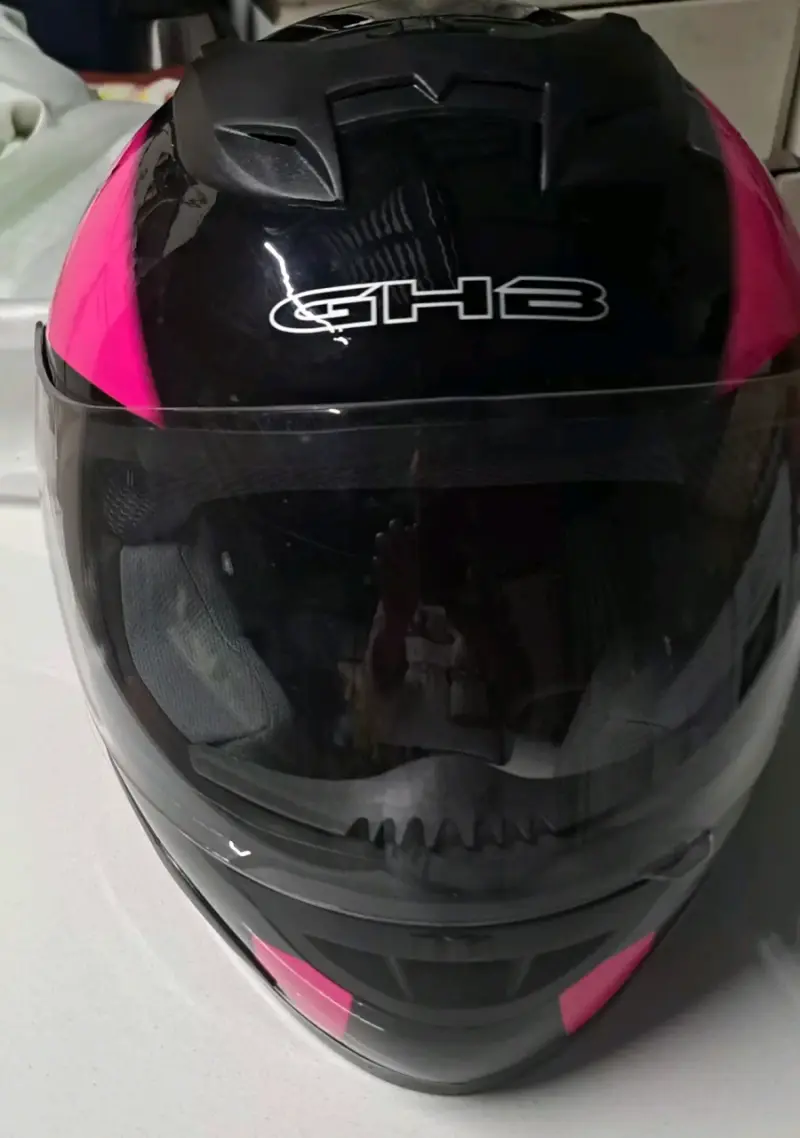Casco de moto GHB negro y rosa - 1
