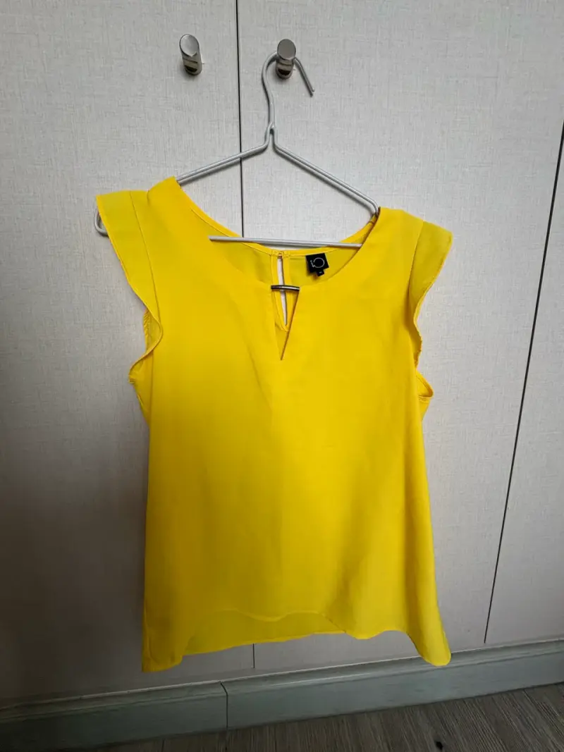 Blusa amarilla sin mangas para mujer - 1