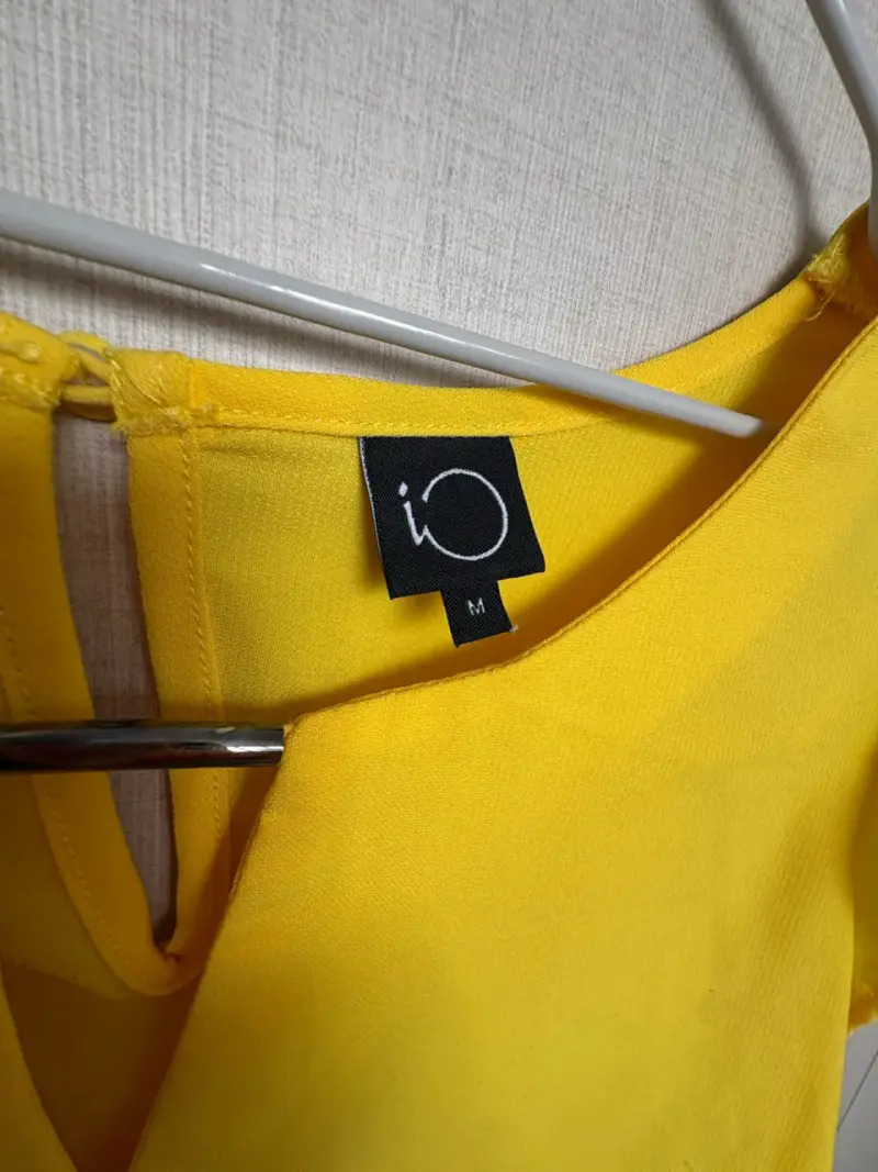 Blusa amarilla sin mangas para mujer - 2