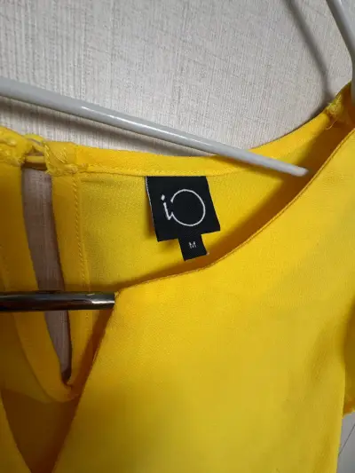 Blusa amarilla sin mangas para mujer - miniatura 2