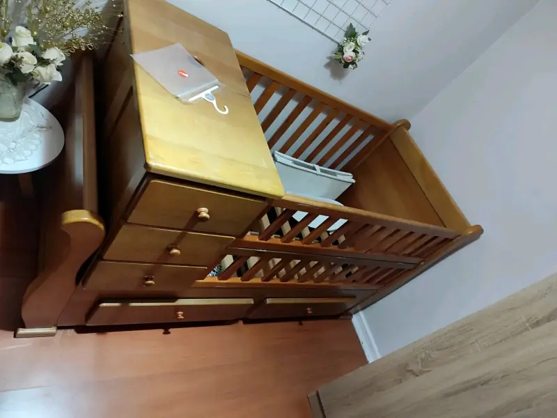 Cuna de madera con cajonera integrada