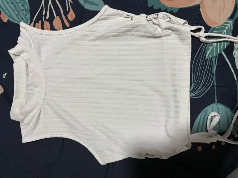 Top blanco sin mangas con ajuste lateral