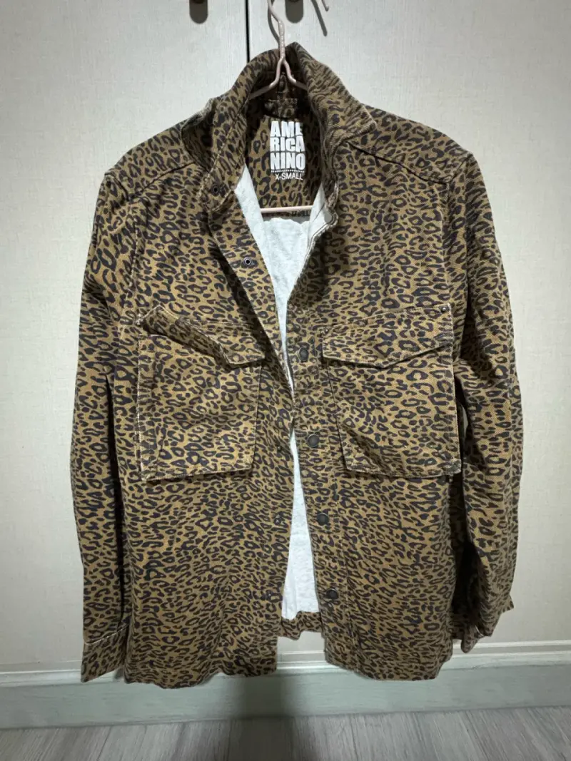 Chaqueta de leopardo estilo militar para mujer