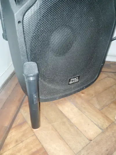 Parlante portátil Pro Bass con micrófono y control - miniatura 3