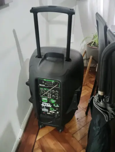 Parlante portátil Pro Bass con micrófono y control - miniatura 5