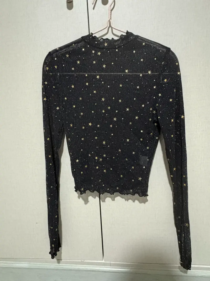 Polera negra con estrellas doradas para mujer