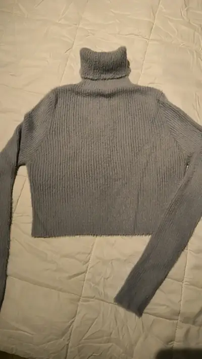 Suéter gris de cuello alto para mujer - miniatura 1