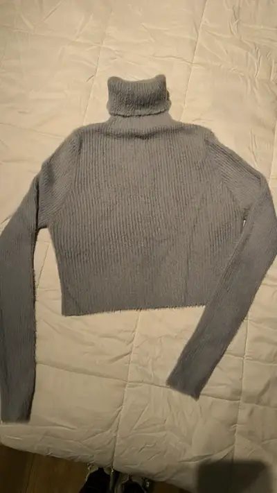 Suéter gris de cuello alto para mujer - miniatura 2