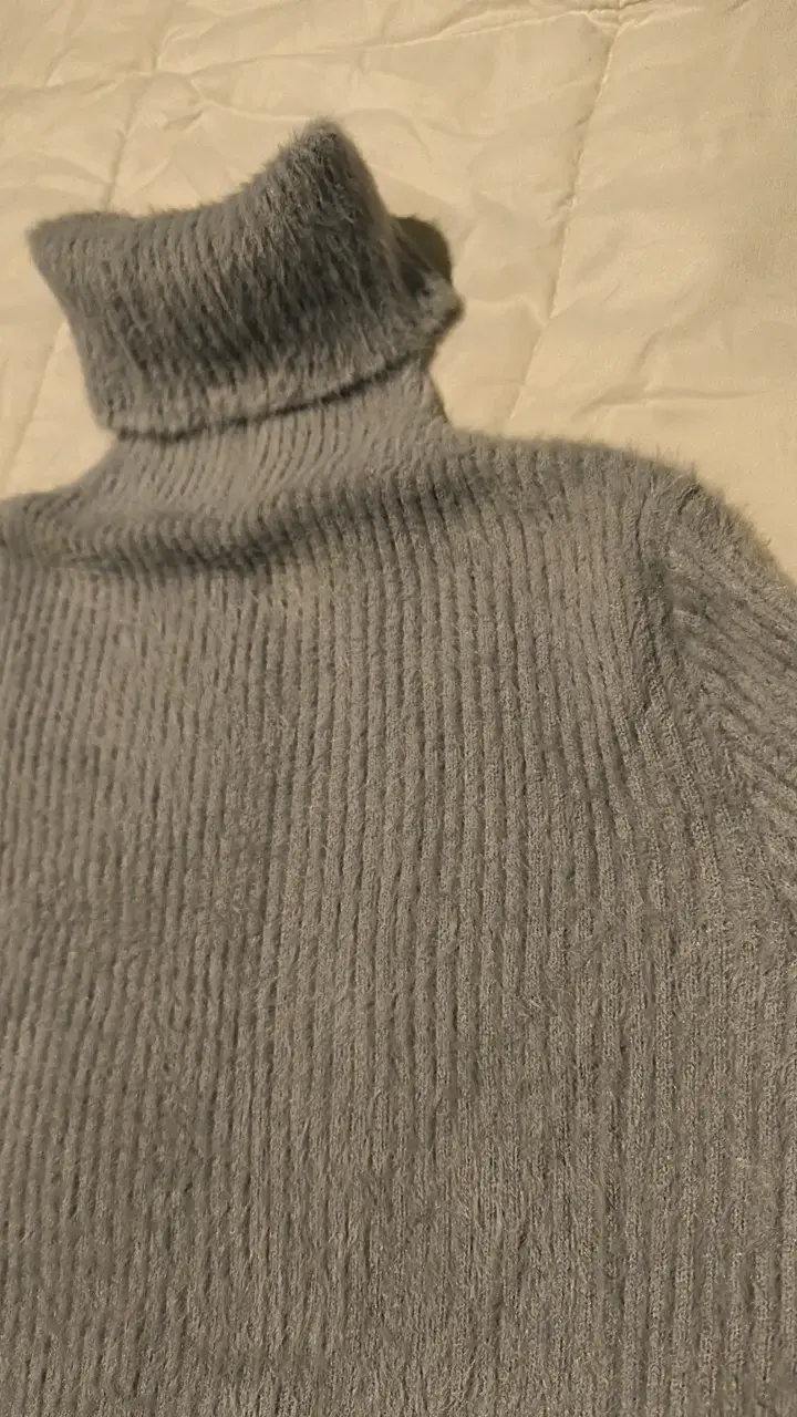 Suéter gris de cuello alto para mujer - 3