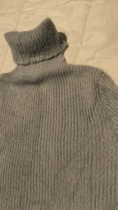 Suéter gris de cuello alto para mujer - miniatura 3
