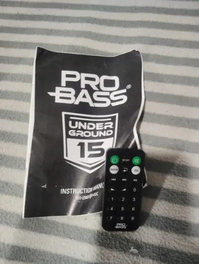 Parlante portátil Pro Bass con micrófono y control - miniatura 4