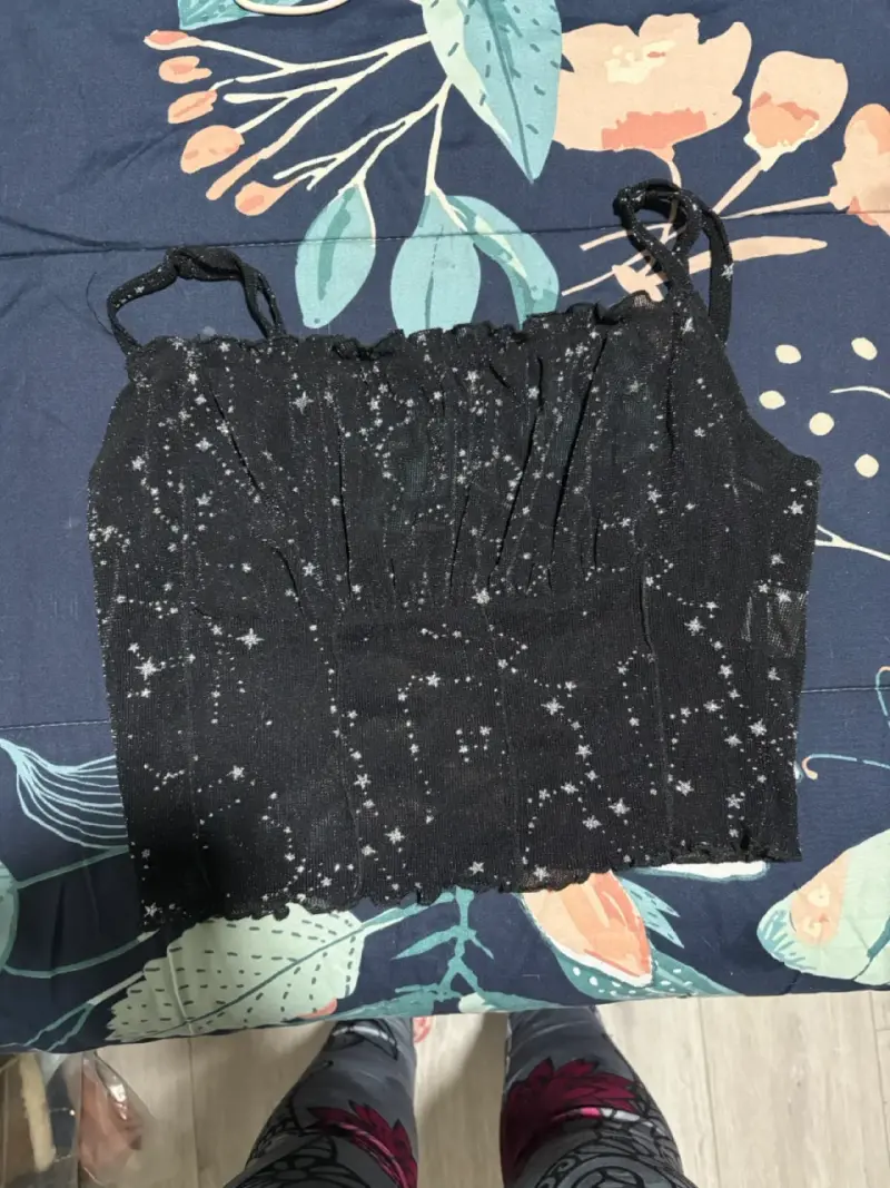 Top negro con diseño de estrellas