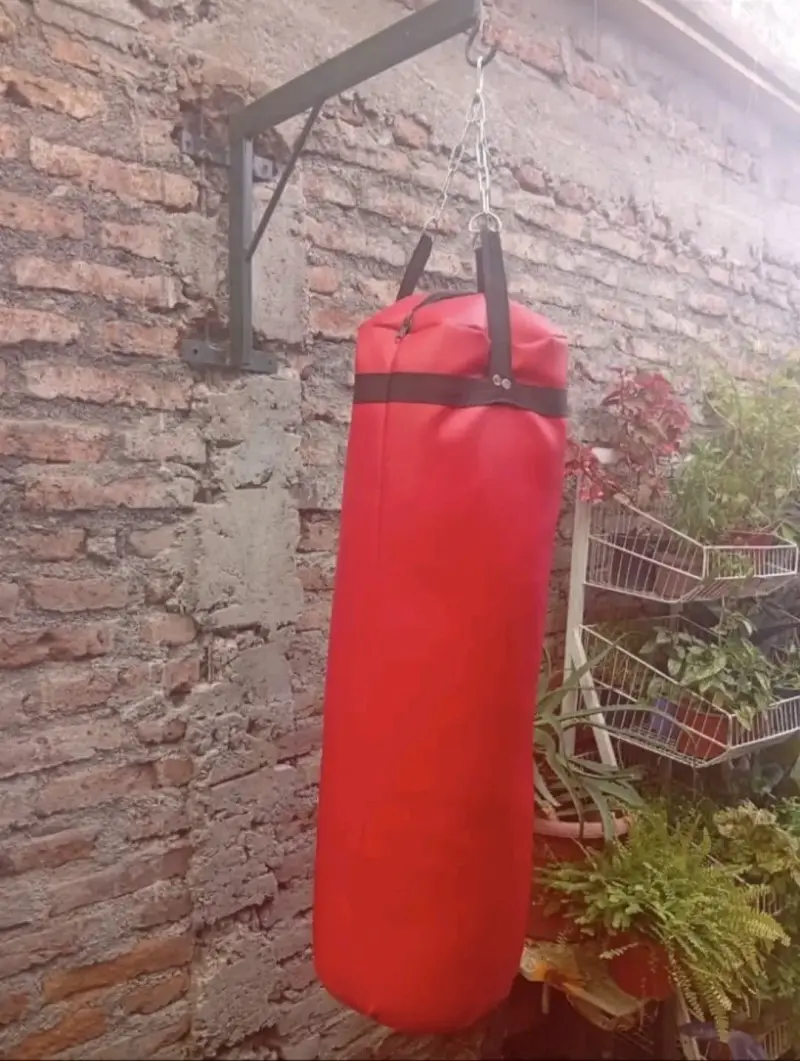 Saco de Boxeo Rojo con Guantes Incluidos - 1