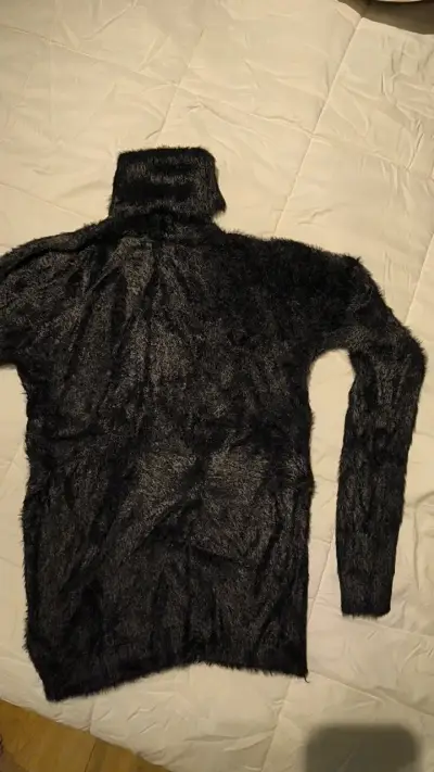 Suéter de lana peludo negro con cuello alto - miniatura 1