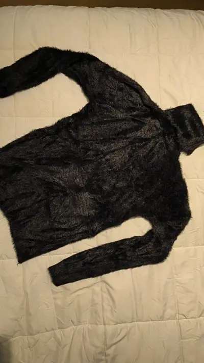 Suéter de lana peludo negro con cuello alto - miniatura 2