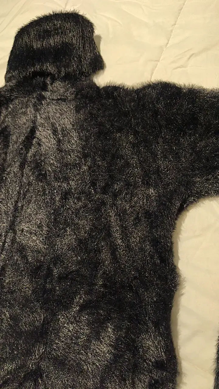 Suéter de lana peludo negro con cuello alto - 3