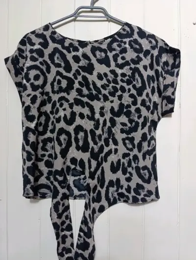 Blusa estampado animal print Shein talla XS - miniatura 1
