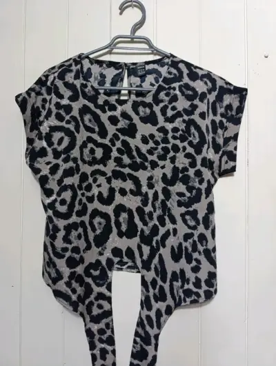 Blusa estampado animal print Shein talla XS - miniatura 2