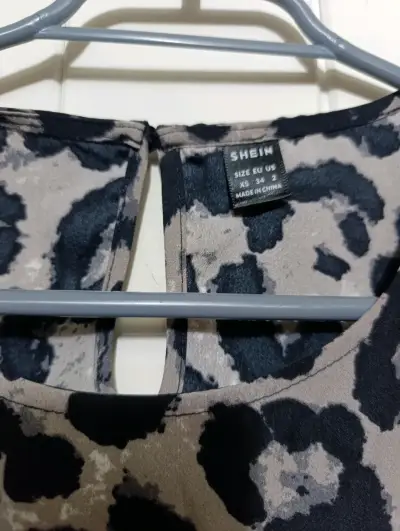 Blusa estampado animal print Shein talla XS - miniatura 3