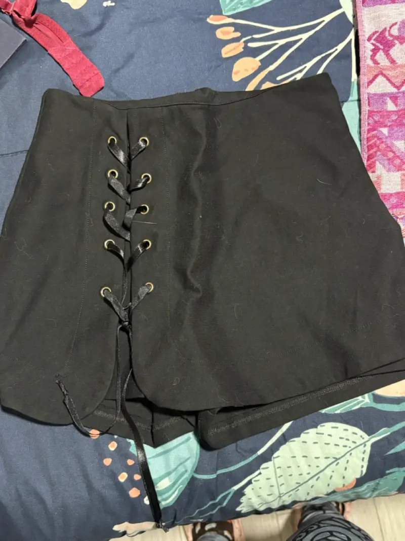 Short negro con cordones decorativos