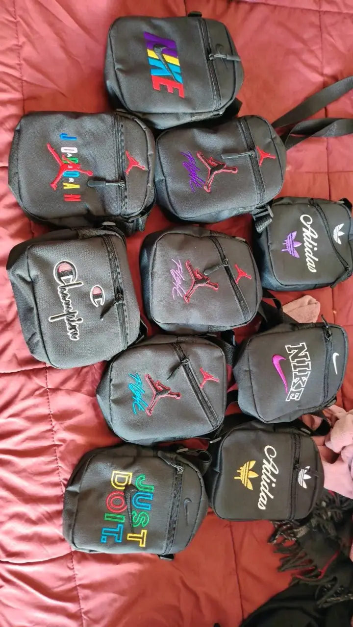 Set de bolsos deportivos con logos variados
