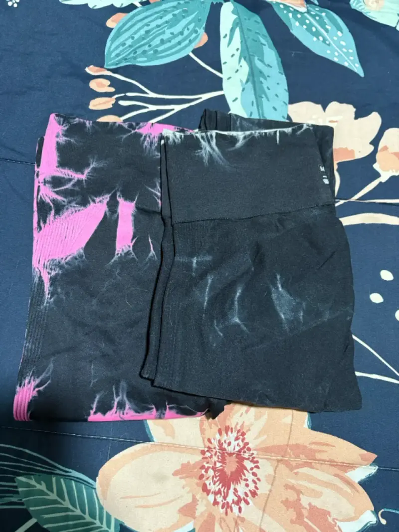 Leggings deportivos negros con diseño tie-dye
