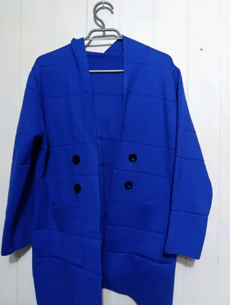 Abrigo azul con capucha y botones - 1