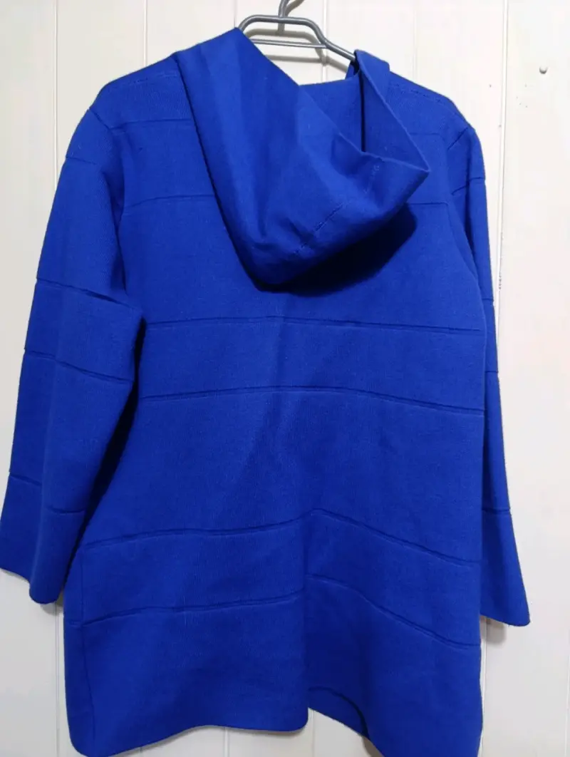 Abrigo azul con capucha y botones - 2