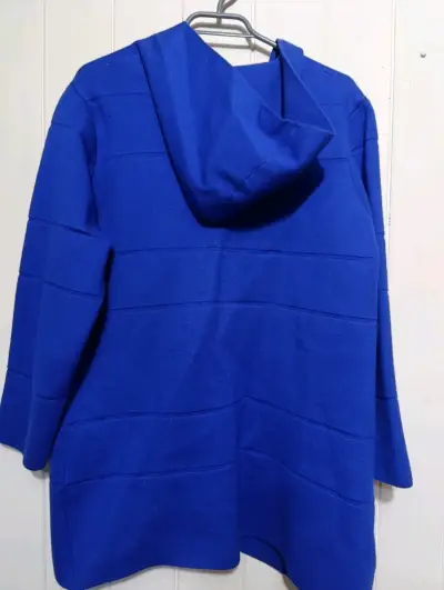 Abrigo azul con capucha y botones - miniatura 2