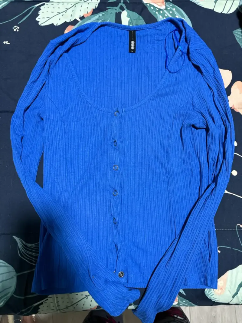 Polera azul de mujer con botones