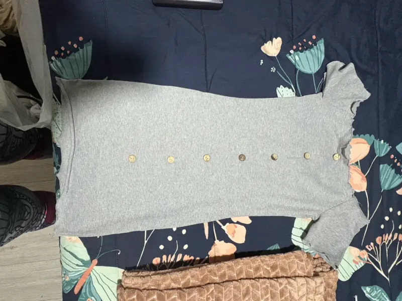 Vestido gris con botones decorativos