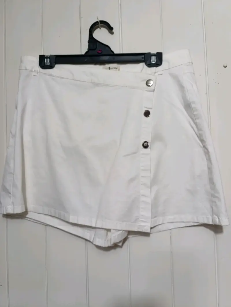Falda pantalón blanca con botones - 1