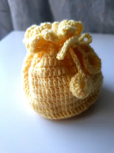 Bolsa redonda tejida a crochet amarilla - miniatura 1