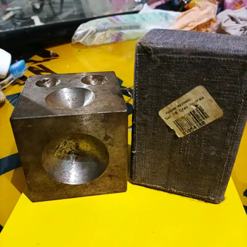 Dado y set de punzones utilizados para joyeria