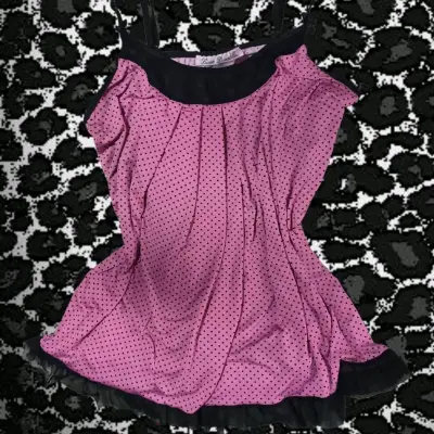 Blusa sin mangas rosa con lunares negros - miniatura 1